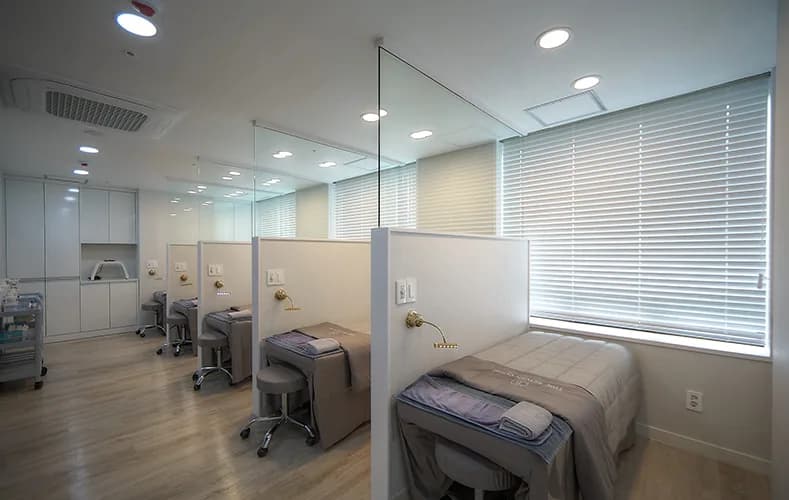Treatment beds on the 3rd floor of Time Return Clinic