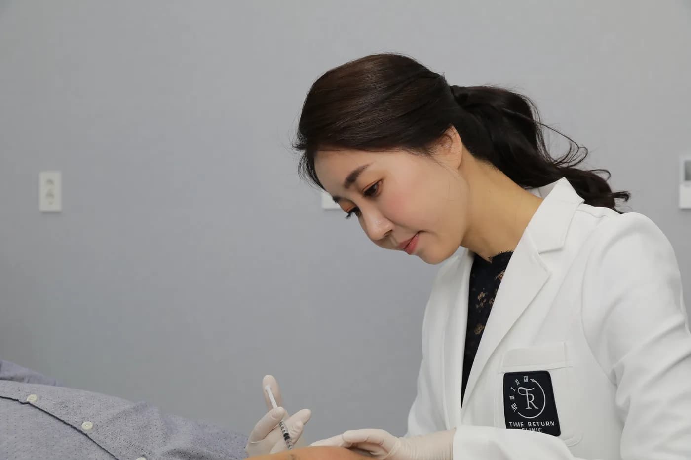 Dr. Kim Yoo-ju of Time Return Clinic injecting Rejuran by hand, point by point