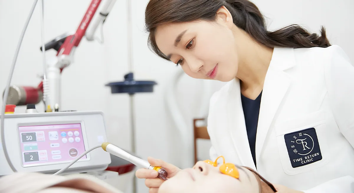 Doctor treating a patient at Time Return Clinic in Seoul
