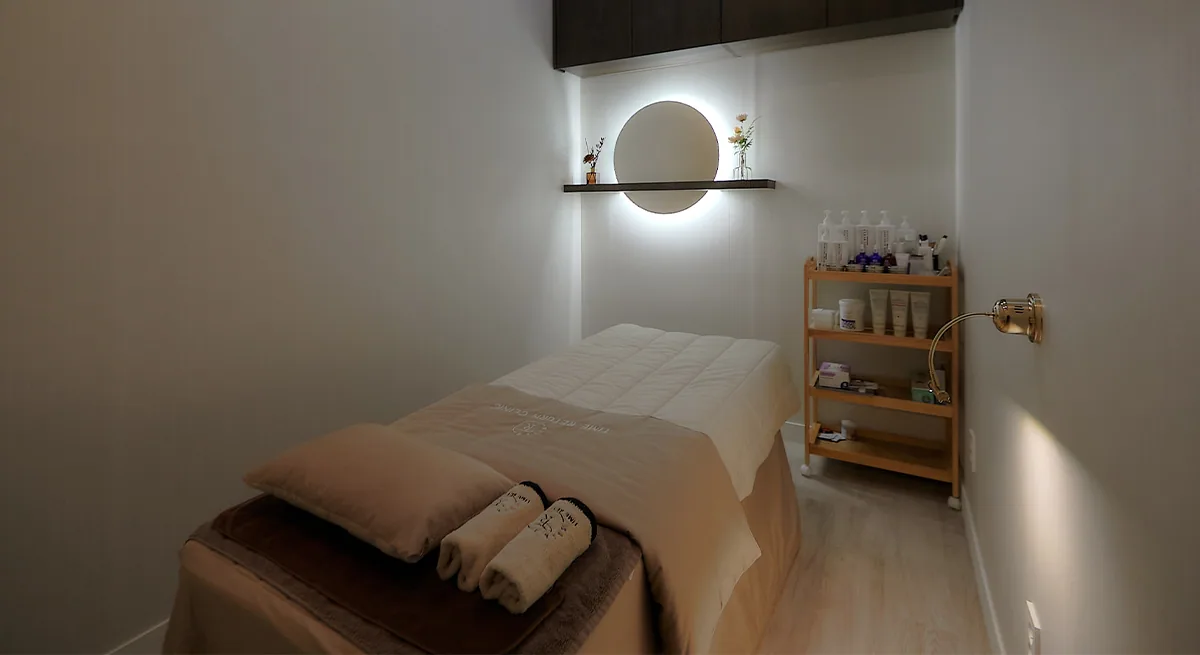 Private one-person treatment room at Time Return Clinic in Seoul